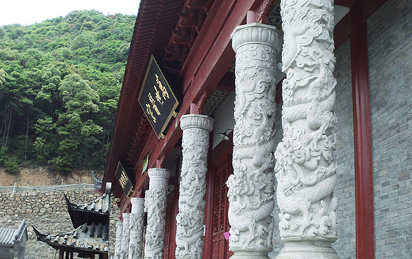 在古建筑設(shè)計中，如何通過布局與建筑空間的層次感營造獨特氛圍